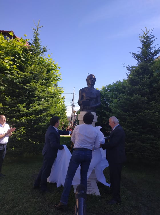 Bustul lui Eminescu, în centrul Târgu Jiului, după 5 ani de interdicție. “Reparație morală față de sculptorul Paul Popescu”