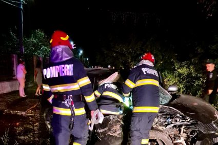 Două tinere de 18 ani, rănite într-un accident. Au intrat cu mașina într-un pom