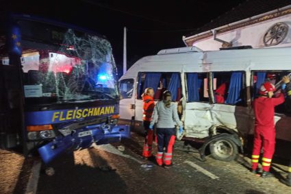 Opt persoane la spital, după un accident între un microbuz și un autobuz