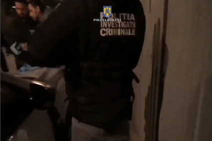 Percheziții. Evaziune, abuz și fals, în afaceri de peste 30 milioane lei, cu măști și dezinfectanți