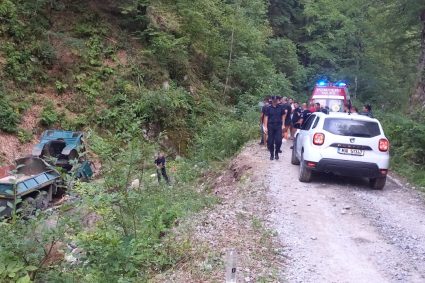 Dosar penal, după moartea a 2 persoane și rănirea altor 4. Autocamion răsturnat în râu