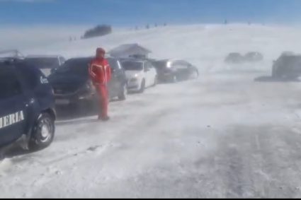 Zeci de autoturisme, înzăpezite pe drumul spre Rânca