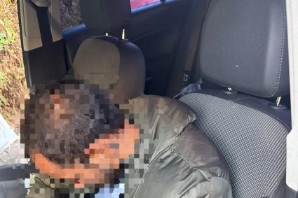 Hoț adormit la locul faptei. A vrut să fure dintr-o mașină, dar l-a luat somnul