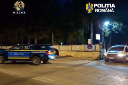 Percheziții în trei județe, la traficanți de droguri, care vindeau substanțe interzise minorilor