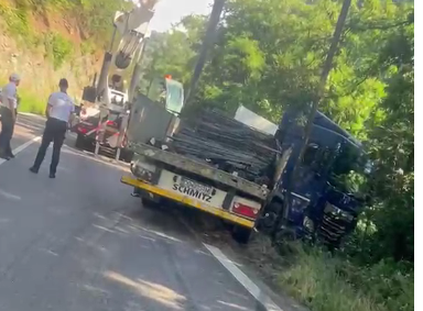 Accident între un TIR și un autoturism pe Valea Oltului. Traficul a fost restricționat pe DN 7